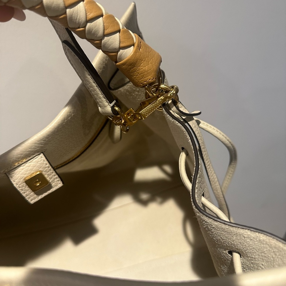 Mulberry Pebbled Leather Shoulder Bag in Light Beige with Gold Hardware - Picture 8 of 10